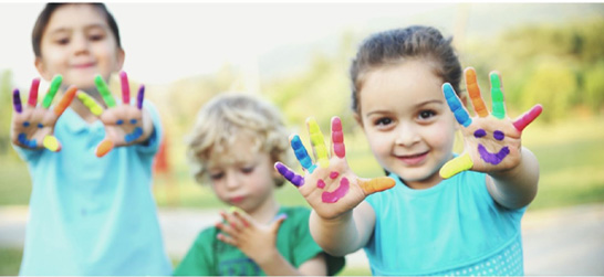 photo d'enfants avec de la peinture photo d'enfants avec de la peinture